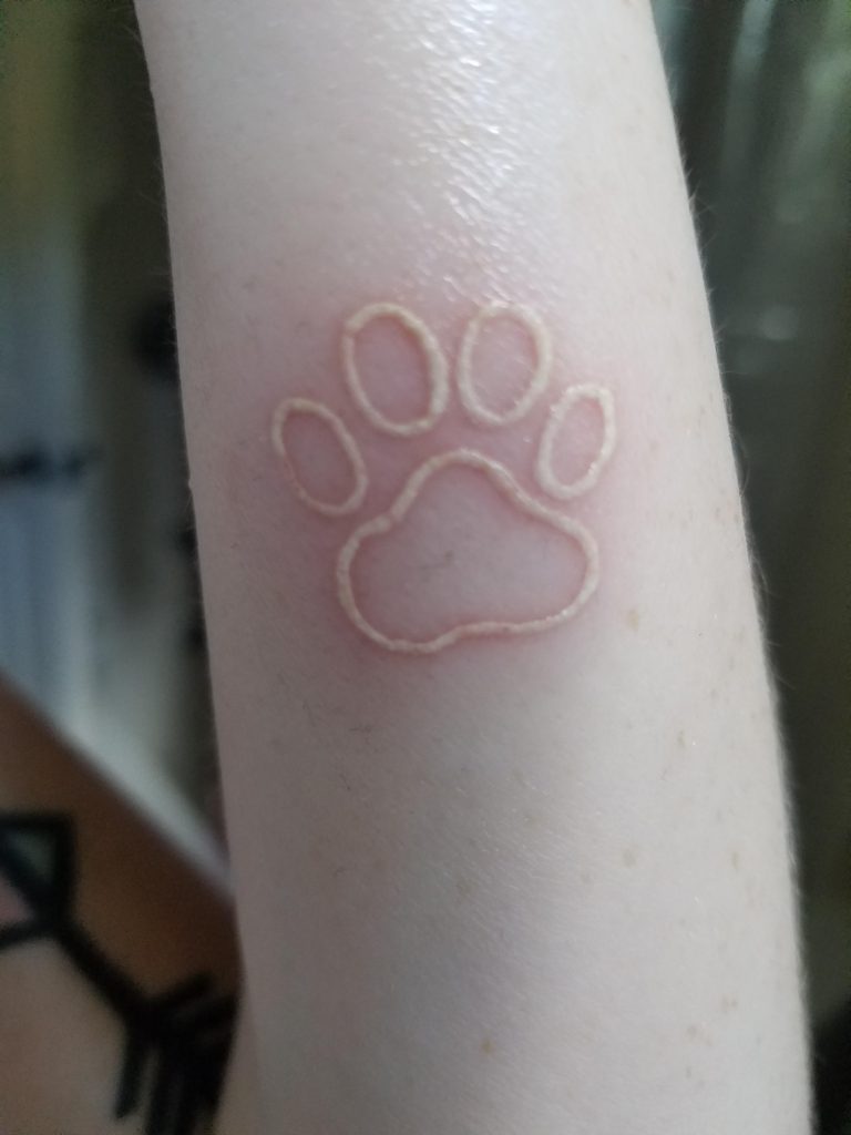 tatouage de patte de chien