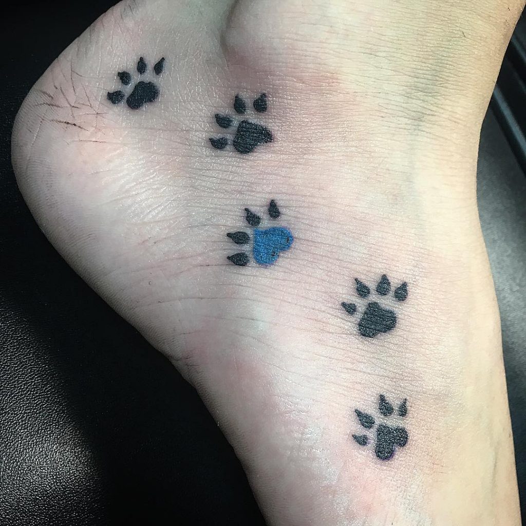 Tatouages d'empreintes de pattes de chiens