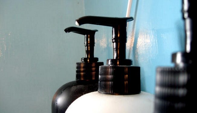 Pouvez-vous utiliser un shampooing humain sur les chiens?  Est-ce sûr?