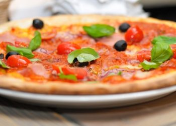 Les chiens peuvent-ils manger de la pizza ou de la croûte de pizza?  La pizza est-elle mauvaise pour les chiens?