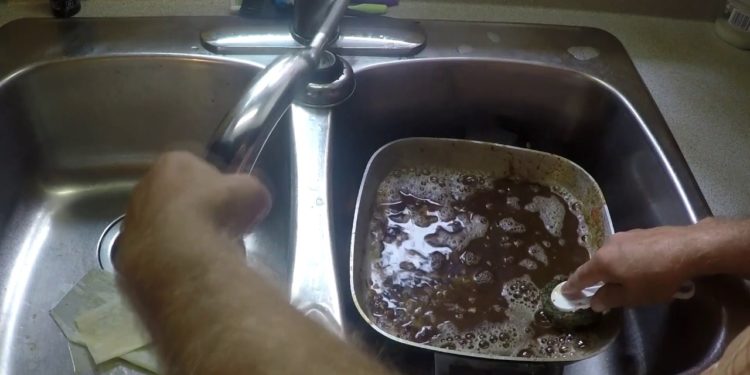 Comment nettoyer un œil collé ?