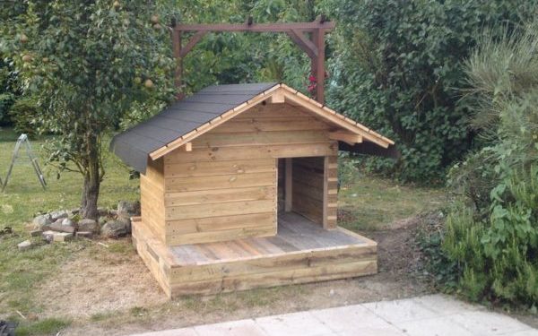 Comment faire une niche pour chien avec un tonneau ?