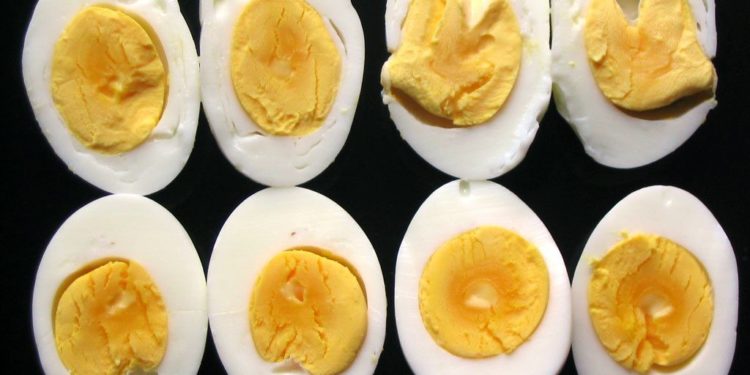 Pourquoi un œuf périmé flotte ?