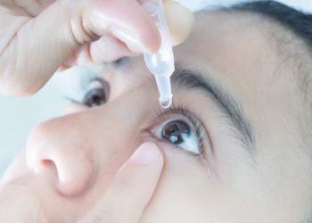 Comment mettre des gouttes dans les yeux d'un lapin ?