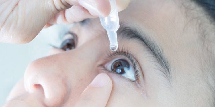 Comment mettre des gouttes dans les yeux d'un lapin ?