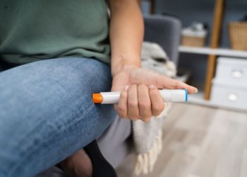 Comment administrer l'adrénaline en cas de choc anaphylactique ?