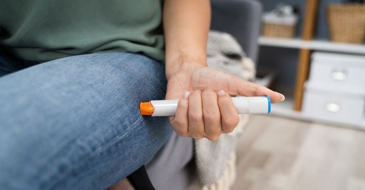 Comment administrer l'adrénaline en cas de choc anaphylactique ?