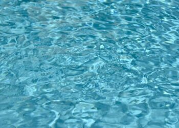 Comment clarifier une eau trouble ?