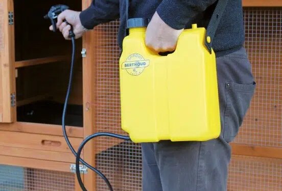 Comment désinfecter un poulailler naturellement ?