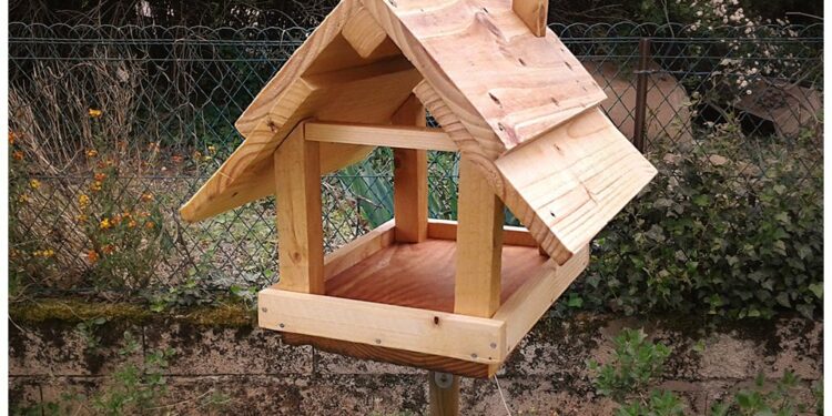 Comment fabriquer une mangeoire à oiseaux en bois ?