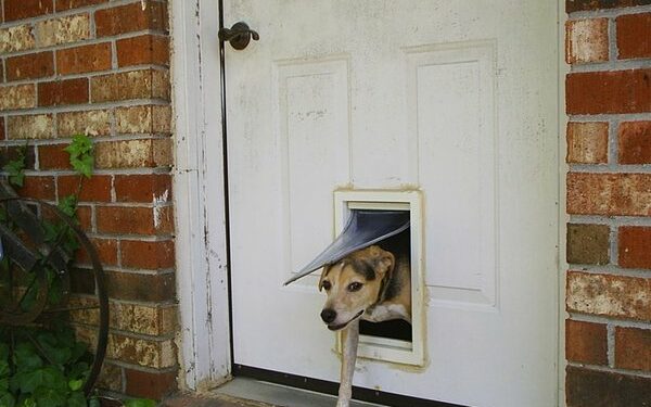 Comment faire un trou dans une porte PVC ?