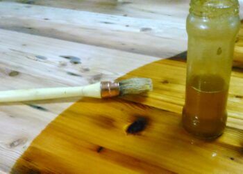 Est-ce que l'huile de lin noircit le bois ?