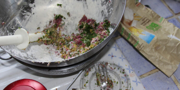 Qu'est-ce qui fait flotter l'aliment de poisson ?