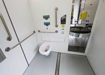 Qui nettoie les toilettes publiques ?