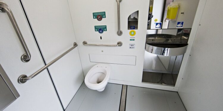 Qui nettoie les toilettes publiques ?